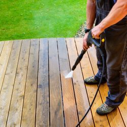 Guía completa para limpiar una cubierta de madera con una limpiadora a presión